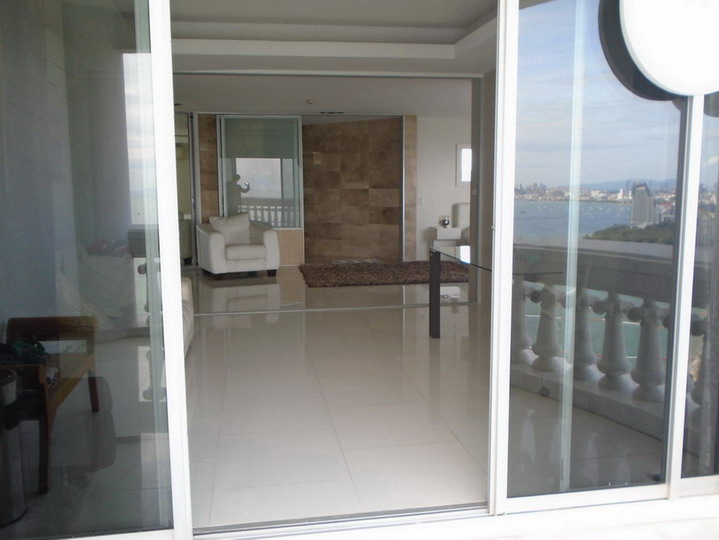 Large 3 Rooms with Sea View Condo for Sale and Rent in Wong Amat Beach, Pattaya