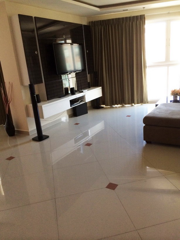 Downtown Luxury Residence Condominium for Rent in Pattaya City