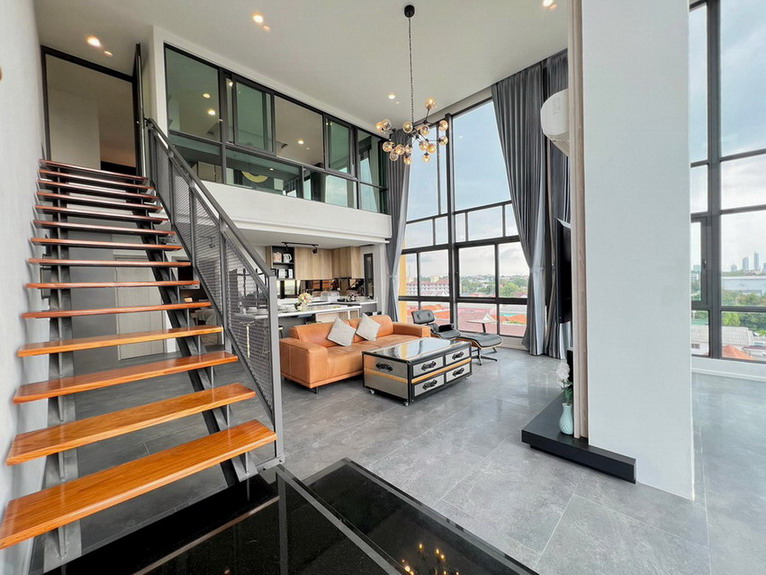 Fabulous Luxury Penthouse suite on The Top Floor For Rent