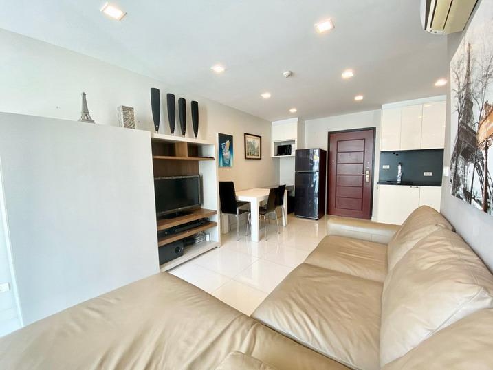 1 Bedroom Condo for Sale on Phra Tam nak Hill, Pattaya