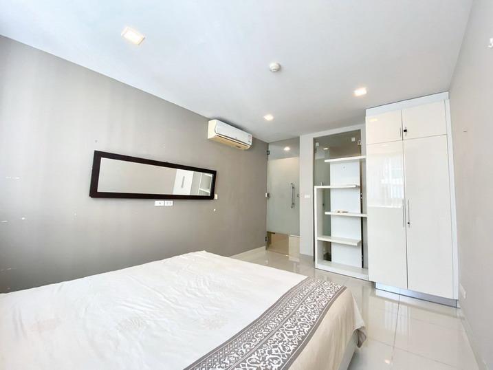 1 Bedroom Condo for Sale on Phra Tam nak Hill, Pattaya