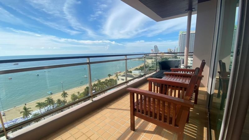 Beachfront 2 Bedrooms Condo for Rent in Pattaya Beach Rd.