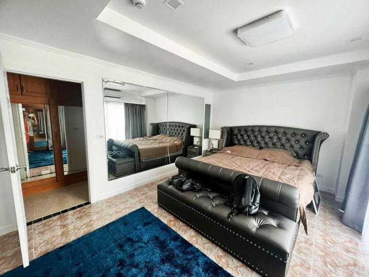 Large One Bedroom Condo for Sale on Pratumnak hill, Pattaya