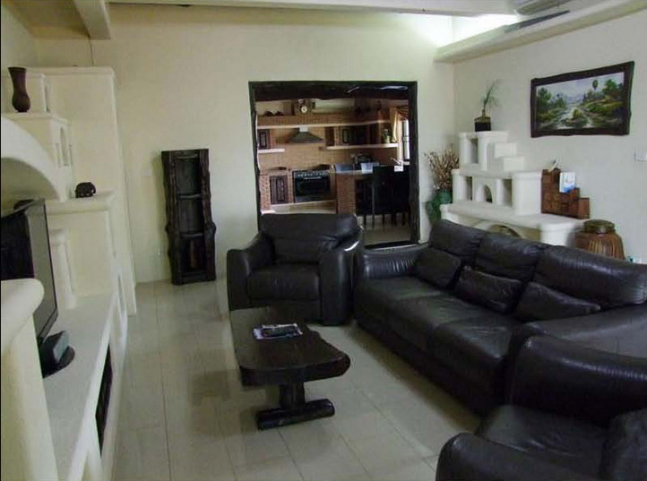 Executive Home Beside Golf Course for Rent