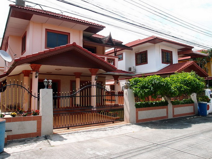 4 Bed House for Sale in Pattaya, Thailand