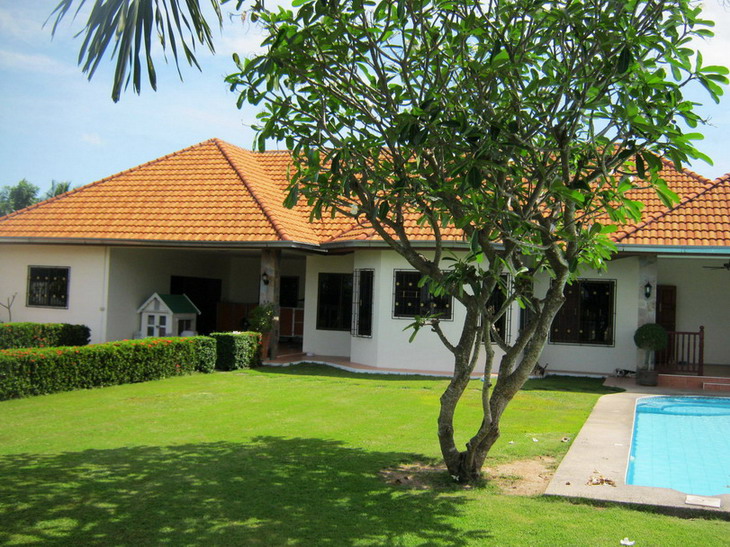 Large 5 Bedroom Bungalow with Pool for Sale