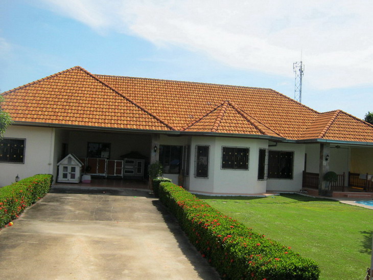 Large 5 Bedroom Bungalow with Pool for Sale