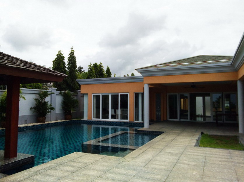 Villa 5 Bedrooms with Sea View in Pattaya