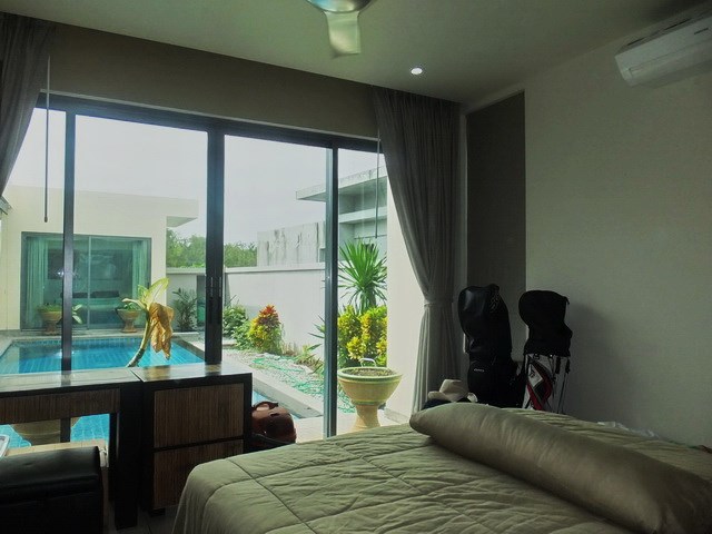 Pool Villa For Sale in Mabprachan Lake East Pattaya Thailand