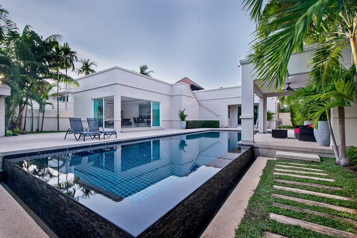 Stunning 3 Bedrooms Villa with Large Pool For Rent in East Pattaya