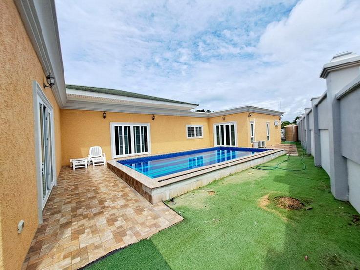 4 Bedrooms Pool Villa For Rent in East Pattaya