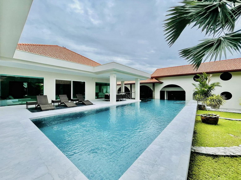 A Super Luxury Villa for Sale in Pattaya